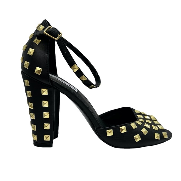 STEVE MADDEN "HUNNIE" BLACK ANKLE STRAP OPEN TOE HEELS WITH GOLD STUDS - Picture 1 of 16